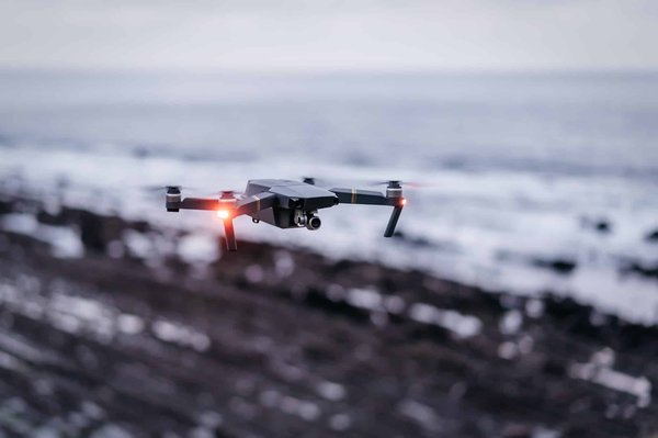 Comment les drones connectés transforment-ils les données géospatiales pour les plateformes en ligne ?